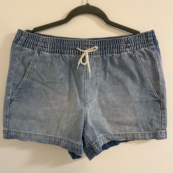 Gap | Light Loose Fitting Denim Shorts | Size Small - Picture 1 of 2